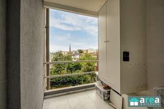 <p><span>Dit instapklaar appartement met 1 slaapkamer en zonnig zuidgericht terras bevindt zich op de 3e verdieping in een residentieel gebouw met lift, vlakbij de bushalte Drink. Op wandelafstand van zeer populaire locaties zoals het Moorkensplein, Het Laar en het Kruger park. Je kan ook altijd binnenspringen in De Roma. Er zijn tal van winkels, scholen, apothekers en allerlei andere handelszaken in de directe omgeving.</span></p><p><span> </span></p><p><span>Ideaal voor starters of als investering!</span></p><p><span> </span></p><p><span>Grootste troeven:</span></p><p><span>-Centrale locatie</span></p><p><span>-Gunstig EPC B</span></p><p><span>-Conforme elektrische keuring</span></p><p><span>-Mogelijk rendement van 5,63% (bij verhuur aan €750/mnd)</span></p><p><span>-Geïsoleerd dak</span></p><p><span>-Terras aanwezig</span></p><p><span> </span></p><p><span>Indeling: </span></p><p><span>Aan voorzijde treffen we de ruime en lichte living (26m²). Via de inkomhal is er toegang tot een bureauruimte (8m²), die kan dienen als 2</span><span><sup>de</sup></span><span> slaapkamer, alsook naar de ingerichte badkamer (3m²) met douche en WC. Achteraan bevindt zich de geïnstalleerde keuken (11m²) die toegang biedt naar de ruime, volwaardige slaapkamer (15m²) alsook naar het zuidgericht terras (5m²). </span></p><p><span> </span></p><p><span>Voor meer informatie kan u terecht bij Area Partners: INFO@area.be of 03/284.60.60</span></p>