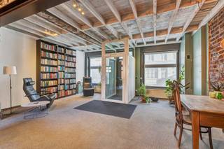 <p>Voor meer info of een bezoek, bel 054 69 39 36 - Op een boogscheut van het centrum van Ninove bevindt zich deze<strong> ruime en karaktervolle woning </strong>met een rijke geschiedenis.<strong> Oorspronkelijk daterend van 1850 en in het verleden uitgebaat als restaurant, werd het pand door de huidige eigenaars volledig ingericht als een volwaardige ééngezinswoning.</strong> Goede ligging nabij de verbindingsweg naar Brussel, Halle en Aalst. Het treinstation, stadspark, winkels, scholen en openbaar vervoer bevinden zich op een steenworp. Het gelijkvloers biedt <strong>een ruime polyvalente ruimte die perfect kan dienen als kantoor, praktijkruimte of leefruimte</strong>. Er bevindt zich een ruime keuken, een berging, een wasplaats en twee toiletten. Op de eerste verdieping bevindt zich een gezellige leefruimte, een nachthal<strong>, twee slaapkamers</strong> (waarvan één eenvoudig kan worden opgesplitst), een dressing en een badkamer. Zolder met uitvaltrap aanwezig. Verder beschikt de woning over<strong> een charmant binnenkoertje, een zijdelingse erfdienstbaarheid, een aangelegde tuin met terras en vijver, en achteraan het perceel een privatieve parkeerplaats.</strong> Cv op aardgas - Buitenschrijnwerk in pvc en hout met dubbele beglazing - Vernieuwd dak - Nieuwe verwarmingsketel (Maatregelenregister en stedenbouw in aanvraag)</p>