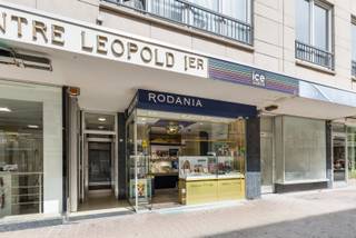 <p><strong><u>De Panne: Centraal gelegen handelspand in het hart van De Panne:</u></strong></p>

<p> </p>

<p>Ontdek dit zeer centraal gelegen handelspand in het levendige centrum van De Panne. Gelegen nabij de Zeelaan, op slechts een steenworp afstand van de zee en het openbaar vervoer, biedt dit pand een uitstekende locatie voor uw nieuwe bedrijf. Recentelijk volledig gerenoveerd, staat het pand klaar om uw nieuwe project of zaak te verwelkomen.</p>

<p> </p>

<p>Het handelspand bestaat uit een handelsruimte maar beschikt eveneens over een apart toilet en een privatieve kelder.</p>

<p> </p>

<p><strong>Troeven:</strong></p>

<ul><li>Centrale ligging: Gelegen in het bruisende centrum van De Panne, met alle voorzieningen binnen handbereik.</li><li>Nabijheid van de Zeelaan: Ideaal voor zichtbaarheid en bereikbaarheid voor klanten.</li><li>Klaar voor gebruik: Dankzij de recente renovatie is het pand direct klaar voor het lanceren van uw nieuwe project of zaak.</li></ul>

<p> </p>

<p>Neem contact op met ERA SERVIMO De Panne om een bezoek te plannen en deze unieke kans niet te missen.</p>

<p><strong><em>ERA SERVIMO De Panne</em></strong></p>

<p><strong><em>058/22.41.70 - fre@eraservimo.be</em></strong></p>