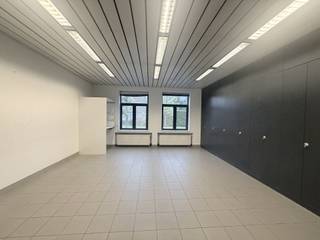 <p><span>Te huur: mooie </span><strong><span>polyvalente ruimte met kantoren van ongeveer 280 m²</span></strong><span>, gelegen aan Oudstrijdersstraat 56A in Sint-Pieters-Leeuw.</span></p>
<p><span>Het pand geniet van een praktische ligging nabij de Bergensesteenweg (N6) en de belangrijkste verkeersaders, met onder andere een vlotte verbinding naar de Brusselse Ring. De omgeving bestaat voornamelijk uit professionele, commerciële en dienstverlenende activiteiten en biedt een geschikte omgeving voor de ontwikkeling van een professionele activiteit.</span></p>
<p><span>De ruimte beschikt over een polyvalente indeling, waardoor verschillende werkruimtes kunnen worden ingericht volgens de behoeften van de activiteit. Er zijn onder meer </span><strong><span>ruime en functionele kantoren</span></strong><span>, die tal van gebruiks- en inrichtingsmogelijkheden bieden.</span></p>
<p><span>Het pand beschikt bovendien over </span><strong><span>3 parkeerplaatsen</span></strong><span>, een belangrijke troef voor personeel en bezoekers.</span></p>
<p><span>Een uitstekende opportuniteit voor een onderneming of professional die op zoek is naar een </span><strong><span>ruime, functionele en vlot bereikbare polyvalente ruimte met kantoren</span></strong><span> in Sint-Pieters-Leeuw.</span></p>
<p><span>Voor meer informatie of om een bezoek te plannen, kunt u gerust contact met ons opnemen.</span></p>