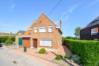 Vlak buiten het gezellig dorpje van Snaaskerke is deze halfopen woning op een uiterst landelijk en rustige ligging gelegen. De woning beschikt...