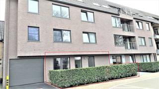 <p>Instapklaar gelijkvloers appartement (ca. 80m²) met 1 ruime slaapkamer te huur te Olsene.</p>
<p> </p>
<p>Indeling :</p>
<p>Ruime inkomhal met gastentoilet, leefruimte met open keuken voorzien van alle toestellen ( vaatwasser, inductiekookplaat, oven, dampkap, grote ijskast met diepvriesvak…). Zéér ruime slaapkamer, alsook zéér grote badkamer voorzien van ligbad, lavabomeubel en afzonderlijke douche.</p>
<p>Aansluitend aan de keuken is er een zéér grote was/bergruimte . Grenzend aan de leefruimte is er een groot terras van 35m².</p>
<p>In de kelder is een berging van ca 15m². Aan berging dus géén gebrek.</p>
<p>Individuele CV op gas.</p>
<p>Het appartement werd volledig wit geschilderd, is voorzien van kader rails, gordijnrails en verlichtingsarmaturen en is instap klaar. Fietsenstalling.</p>
<p> </p>
<p>Er is mogelijkheid om een beveiligde overdekte staanplaats bij te huren : 40,-€/md</p>
<p> </p>
<p>Troeven :</p>
<p>- Zéér gunstige ligging</p>
<p>- Zeer veel opbergruimte</p>
<p>- dichtbij het centrum, openbaar vervoer, scholen en winkels</p>
<p>- vlotte verbinding naar invalswegen en E17.</p>
<p>- Parkeermogelijkheden aan het appartement</p>
<p> </p>