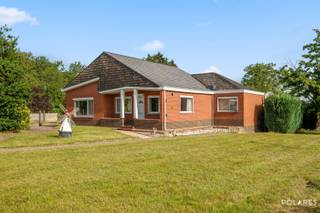 Kijkdag 1 juli – Reserveer uw tijdslot via www.polares.eu<br /><br />Bent u op zoek naar rust, ruimte en tal van mogelijkheden? Dan is deze alleenstaande woning in Scherpenheuvel-Zichem zeker een bezoek waard.<br /><br />De woning beschikt over een bewoonbare oppervlakte van ca. 130 m² en omvat een gezellige leefruimte, een functionele keuken, twee slaapkamers en een badkamer met douche. Dankzij het EPC-label D geldt er momenteel geen renovatieverplichting.<br /><br />Een absolute troef is de ruime werkplaats/garage van maar liefst 100 m², voorzien van een elektrische poort.<br /><br />De woning is volledig onderkelderd met een kruipkelder, wat zorgt voor extra technische en praktische mogelijkheden.<br /><br />Gelegen op een prachtig perceel van 40a 47ca geniet u van maximale privacy en een groene omgeving. De ligging in een doodlopende straat garandeert bovendien een rustige en veilige woonomgeving met weinig verkeer.