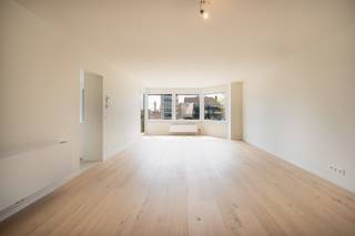 zeer grondig  en zeer kwaliteitsvol gerenoveerd appartement te koop op een uitstekende ligging in Heist, gelegen aan de Graaf d'Ursellaan. <br /><br />een greep uit de afwerking: warmtepomp, geautomatiseerde zonnescreens en rolluiken, airco, keuken met keramisch werkblad, enzovoort.<br /><br />Het appartement beschikt over twee grote slaapkamers met veel ingemaakte kasten.<br /><br />Enkele  grote troeven van dit appartement zijn de 2 terrassen, en de overvloed aan natuurlijke lichtinval gecombineerd met de zuidelijke oriëntatie.  Dit maakt het appartement niet alleen aangenaam om in te wonen, maar geeft het ook een extra ruimtelijk gevoel.<br /><br /><br /> 