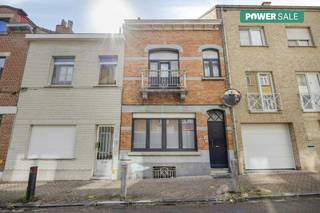 Ben je op zoek naar een ruime, instapklare woning op een absolute toplocatie? Ontdek deze verrassend ruime huis in de Hendrik Drapsstraat 30 te Strombeek-Bever. <br /><br />Dit huis biedt de perfecte balans tussen comfortabel wonen en het gemak van een centrale ligging waar je alles binnen handbereik hebt.<br /><br />Achter de charmante gevel schuilt een ruime familiewoning met een uiterst praktische indeling:<br />- Ruime en lichte leefruimte loopt met inbouwkasten en bureau<br />- Mooi ingerichte open keuken met ontbijthoek en toegang tot de zonnige tuin<br />- Stijlvolle badkamer voorzien van een strakke inloopdouche<br />- Apart toilet<br />- Toegang tot de kelder met aansluiting voor wasmachine en droogkast<br />- Op de verdiepingen (eerste verdieping + zolder) biedt de woning maar liefst 3 volwaardige slaapkamers waarvan één met aparte dressing.<br /><br />De absolute troef van dit pand is de fantastische locatie. Je woont hier pal in het bruisende centrum van Strombeek-Bever. Zin in een gezellig avondje uit of culturele ontspanning? Het lokale cultureel centrum, bekend om zijn vele en boeiende activiteiten, ligt om de hoek. <br /><br />Ook alle essentiële voorzieningen zoals scholen, lokale handelaars en horeca bevinden zich op wandelafstand, wat deze woning tot de ideale uitvalsbasis maakt.<br /><br />Mobiliteit is hier een zekerheid. Je geniet van een vlotte verbinding dankzij de directe nabijheid van belangrijke invalswegen. Laat je de wagen liever thuis? Het openbaar vervoer bevindt zich nagenoeg voor de deur. Wonen in het centrum gaat vaak gepaard met parkeerzorgen, maar niet hier! Je hebt immers de mogelijkheid om een autostaanplaats te huren in 'Residentie Ijsfabriek', vlak rechtover de woning. Zo parkeer je altijd veilig, dichtbij en zonder tijdverlies.<br /><br />Grijp deze unieke buitenkans en ontdek snel het potentieel van de Hendrik Drapsstraat 30!<br /><br />De eigendom wordt aangeboden via de Power-sale formule. Op 24/09/2026 tussen 16:00 en 18:00 kan u het huis op afspraak komen bezichtigen en een bod uitbrengen. De vermelde prijs is een instelprijs. Voor meer info, gelieve contact op te nemen met de dossierverantwoordelijke.<br /><br />Bestuursmaatregelen in het maatregelenregister: nee