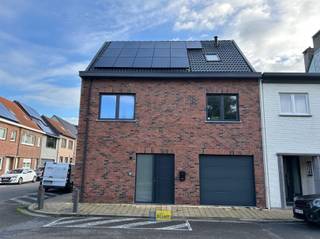 Nieuwbouwwoning met 5 slaapkamers, garage en tuin gelegen in een rustige straat nabij het centrum van Kapellen. Op het gelijkvloers bevindt zich...