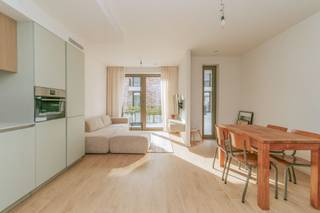 <p>In de autoluwe nieuwbouwwijk <strong>MIDDEN </strong>bevindt zich dit stijlvolle duplexappartement dat hedendaags wooncomfort combineert met een uitzonderlijk centrale ligging. Hier woont u in alle rust, terwijl winkels, scholen, horeca en dagelijkse voorzieningen zich op wandelafstand bevinden.</p><p>Het appartement beschikt over twee slaapkamers, waarvan één met een ensuite badkamer. Daarnaast is er een tweede, aparte badkamer die extra comfort biedt voor bewoners en gasten. Zowel aan de leefruimte als aan de slaapkamers geniet u van een zonnig terras, waardoor u op elk moment van de dag een aangename buitenruimte ter beschikking heeft.</p><p>Ook praktisch heeft deze woning heel wat te bieden. Zo beschikt u over een autostaanplaats in de ondergrondse garage, een gemeenschappelijke fietsenberging én een private kelderberging. Ook de ruimte berging in het appartement is een mooie troef.Bovendien gebeurt de verkoop onder het stelsel van registratierechten en niet onder het btw-stelsel.</p><p><br /></p><p>De locatie is zonder twijfel een van de grootste troeven. Vanuit de wijk MIDDEN wandelt u vlot naar de bakker, beenhouwer, supermarkt, scholen, gezellige horecazaken en het handelscentrum van Boechout. Bovendien zijn trein, tram en bus vlakbij, waardoor ook Antwerpen en de omliggende gemeenten uitstekend bereikbaar zijn.</p><p><br /></p><p><strong>Extra troeven</strong></p><ul><li>Terras aan de leefruimte én aan de slaapkamers</li><li>2 aparte toiletten</li><li>Twee slaapkamers en twee badkamers</li><li>Ondergrondse autostaanplaats</li><li>Fietsenberging en private kelderberging met fietslift</li><li>Rustige, kindvriendelijke woonomgeving</li><li>Energiezuinig en instapklaar wooncomfort</li></ul><p>Een ideale woonplek voor wie rustig wil wonen in een moderne omgeving, zonder in te boeten aan bereikbaarheid en dagelijkse voorzieningen.</p>