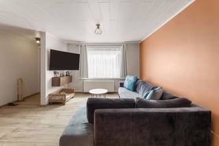 Deze woning onderging enkele jaren geleden al tal van renovaties (nieuwe keuken, veranda, sanitaire voorzieningen, terras, ...) en is dus volledig instapklaar. Ze is centraal gelegen nabij verschillende invalswegen, winkels, scholen etc. maar toch kan u er genieten van de rust die de omging biedt. De woning is als volgt ingedeeld: -gelijkvloers: inkom, woonkamer, eetkamer, keuken, badkamer, recente veranda, aangelegd terras en tuin. - 1e verdiep: nachthal en 2 ruime slaapkamers. Daarnaast is er ook een ruime, droge kelder en een grote zolder die kan dienen als extra slaapkamer.<br /><br />Meer informatie over deze woning of een bezoek inplannen? Neem dan contact op met Imani: 0478 26 26 36 - imani@panorama.immo