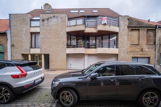 <p>Appartement in het centrum van Veurne met terras en twee slaapkamers.</p><p><br /></p><p>Dit appartement in Veurne combineert een centrale ligging met een praktische indeling en aangename leefruimtes. Gelegen in het centrum bevindt u zich op wandelafstand van winkels, horeca en dagelijkse voorzieningen. De woonkamer geniet van een mooie lichtinval en sluit aan op de keuken, wat zorgt voor een comfortabele leefomgeving. Daarnaast beschikt het appartement over twee slaapkamers, een dressing en een terras waar u buiten kan genieten.</p><p><br /></p><p>Belangrijkste ruimtes:<br />• Woonkamer met aangename lichtinval<br />• Keuken met praktische indeling<br />• Twee slaapkamers<br />• Dressing met extra opbergruimte<br />• Berging voor stockage en huishoudtoestellen<br />• Terras om buiten te ontspannen</p><p><br /></p><p>Troeven:<br />• Centrale ligging in het centrum van Veurne<br />• Twee volwaardige slaapkamers<br />• Terras en praktische bergruimte aanwezig</p><p><br /></p><p>Neem vandaag nog contact op voor meer informatie of een bezoek.</p><p><br /></p><p>AANMELDEN VIA DE ERA WEBSITE !</p><p><br /></p><p>JOUW DROOMAPPARTEMENT. ZO GEVONDEN!</p>