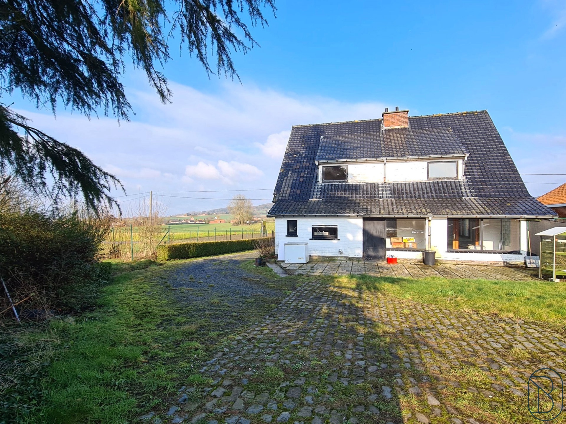 Te renoveren VILLA met ATELIER, GARAGES en grote tuin. - foto 1