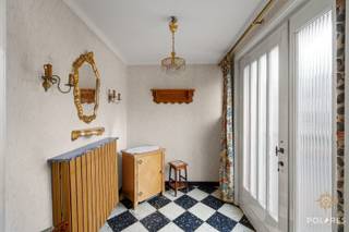 *** RESERVEER UW BEZOEK VIA WWW.POLARES.EU ***<br />Ontdek deze te renoveren woning met uitzonderlijk veel potentieel, ideaal gelegen nabij de dorpskern van Neerijse. Hier geniet u van een rustige, groene omgeving met alle voorzieningen op wandel- en fietsafstand.<br /><br />De woning is gelegen op een mooi perceel van net geen 6 are en beschikt over een bewoonbare oppervlakte van 145 m² (volgens EPC), met daarbovenop nog een zolder van ca. 30 m² die perfect kan worden ingericht als extra kamers, hobbyruimte of master bedroom.<br /><br />Indeling:<br />Gelijkvloers: inkomhal, apart toilet, berging, keuken, gezellige leefruimte, eetkamer en veranda met zicht op de tuin.<br />Eerste verdieping: drie ruime slaapkamers, een bureau en een badkamer.<br />Buiten vindt u een aangename tuin met zuidoostelijke oriëntatie, ideaal om de hele dag van de zon te genieten. Verder is er voldoende parkeergelegenheid en een aparte garage. <br /><br />Deze woning is een uitgelezen kans voor de handige klusser of investeerder die op zoek is naar een project met karakter en toekomstwaarde. Met de juiste renovatie creëert u hier een warme gezinswoning op een toplocatie. Download alle documenten en plannen via www.polares.eu!