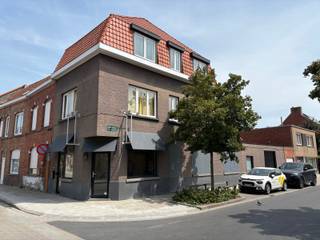 <p>Bent u op zoek naar een veelzijdig en <strong>instapklaar handelspand</strong> op een vlot bereikbare locatie? Dan is dit handelspand in de Wagnerstraat te Assebroek beslist een bezoek waard.</p>
<p>Het pand beschikt over een <strong>ruime en lichtrijke handelsruimte</strong>, afgewerkt met een combinatie van parket en tegels, wat zorgt voor een verzorgde en professionele uitstraling. Daarnaast is er een afzonderlijke ruimte die perfect kan dienen als bureau, praktijkruimte, of opslag.</p>
<p>Verder omvat het pand een apart toilet en een <strong>praktische keuken</strong>, wat het comfort voor zowel uitbaters als medewerkers verhoogt.</p>
<p>Een absolute meerwaarde is de <strong>bijzonder ruime garage</strong>, die rechtstreeks toegankelijk is vanuit het handelspand én beschikt over een automatische sectionale poort aan de zijkant van het gebouw. Ideaal voor leveringen, stockage of veilig parkeren.<br />Verder is er ook nog een ruime <strong>kelder</strong> die perfect als extra stockageruimte kan dienen.</p>
<p>Ook op technisch vlak is dit pand volledig up-to-date. Zo is het uitgerust met <strong>domotica</strong>, <strong>werd de elektriciteit volledig vernieuwd</strong>, is het pand goed geïsoleerd en voorzien van een <strong>nieuwe automatische garagepoort</strong>. De centrale verwarming zorgt voor een aangenaam binnenklimaat het hele jaar door.</p>
<p>Het handelspand maakt deel uit van een kleinschalige residentie met slechts één bovenbuur, wat bijdraagt aan een rustige en aangename werkomgeving.</p>
<p>Een ideaal pand voor zelfstandigen, vrije beroepen of ondernemers die op zoek zijn naar een representatieve en functionele commerciële ruimte.</p>
<p>Contacteer ons vandaag nog voor meer informatie of een bezichtiging: 050/73.73.73 of via info@bonnevastgoed.be .</p>