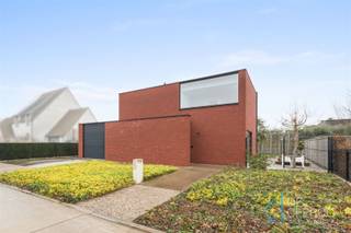 Deze zeer goed onderhouden vrijstaande villa is een strak architecturaal pareltje in de eigentijdse industriële stijl. De ligging in een doodlopende...