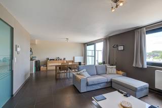 <span>INSTAPKLAAR APPARTEMENT MET 2 SLAAPKAMERS EN AUTOTAANPLAATS NABIJ HET CENTRUM VAN BILZEN<br /><br />Langs de doorgaande weg Bilzen – Hoeselt, omgeven door talrijke faciliteiten, is dit verzorgde appartement gelegen. Op wandelafstand zijn verschillende winkels en supermarkten bereikbaar. Het nabijgelegen op- en afrittencomplex voorziet een vlotte bereikbaarheid naar omliggende steden. Bovendien is het bruisende centrum van Bilzen op slechts 4 autominuten en 15 minuten wandelen gelegen.</span><br /><br />Het appartement is gelegen op de tweede verdieping en is <span><span><span><span><span><span><span><span><span>bereikbaar via de trap en de lift.<br />De indeling is als volgt:</span></span></span></span></span></span></span></span></span><br /><span><span><span><span><span><span><span><span><span>- Inkomhal.</span></span></span></span></span></span></span></span></span><br /><span><span><span><span><span><span><span><span><span>- Ruime woonkamer met open keuken. De keuken beschikt over een inbouwkoelkast, keramische kookplaat met afzuigkap, vaatwasser en een oven.</span></span></span></span></span></span></span></span></span><br /><span><span><span><span><span><span><span><span><span>- Berging met aansluiting voor het wasmachine.</span></span></span></span></span></span></span></span></span><br /><span><span><span><span><span><span><span><span><span>- 2 slaapkamers.</span></span></span></span></span></span></span></span></span><br /><span><span><span><span><span><span><span><span><span>- Badkamer. De badkamer is voorzien van een enkele lavabo en een inloopdouche.</span></span></span></span></span></span></span></span></span><br /><span><span><span><span><span><span><span><span><span>- Toilet.</span></span></span></span></span></span></span></span></span><br /><span><span><span><span><span><span><span><span><span>- Terras.<br /><br />Het appartement is beschikbaar vanaf 1/11/2026.</span></span></span></span></span></span></span></span></span><br /><br /><span><span><span><span><span><span><span><span><span>De gemeenschappelijke kosten bedragen €65/maand.</span></span></span></span></span></span></span></span></span><br /><span><span><span><span><span><span><span><span><span>In de kelderverdieping bevinden zich een gemeenschappelijke fietsenberging en een autostaanplaats.</span></span></span></span></span></span></span></span></span><br /><br /><span><span><span><span><span><span><span><span><span>Wilt u dit instapklare appartement graag bezichtigen? Neem dan vrijblijvend contact met ons op via info@matisimmo.be.</span></span></span></span></span></span></span></span></span>