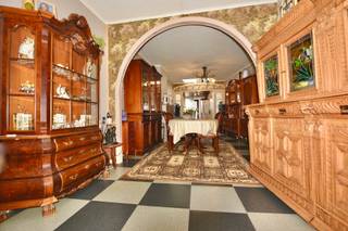 Ontdek deze prachtige bel-étage in het hart van het centrum van Eeklo! Deze charmante woning biedt alles wat u zoekt voor comfortabel wonen en genieten.
Parkeer uw auto’s gemakkelijk in de ruime garage die plaats biedt aan drie wagens, of gebruik deze multifunctionele ruimte voor uw hobby’s, werk of extra opslagruimte.
Daarnaast beschikt de woning achteraan over twee autostandplaatsen in een handige carport, zodat u altijd verzekerd bent van voldoende parkeergelegenheid.
Op de eerste verdieping verwelkomt u een gezellige leefruimte, perfect voor ontspannen avonden met familie en vrienden. De ingerichte keuken maakt het wonen hier compleet. De twee zeer grote slaapkamers en de badkamer bevinden zich op de tweede verdieping en bieden volop ruimte voor rust en privacy.
Buiten geniet u van een sfeervolle stadstuin – koer, waar u kunt genieten van de zon en gezellige momenten in de buitenlucht. Daarnaast is er een praktische berging en wasplaats, waardoor alles netjes en georganiseerd blijft.
Deze woning ligt op een toplocatie, dichtbij alle winkels en dienstencentra die Eeklo te bieden heeft. Een ideale plek voor wie comfort, functionaliteit en een centrale ligging zoekt.
Bent u benieuwd naar deze unieke woning? Neem snel contact met ons op voor een bezoek via het nummer 09 336 16 15 of mail ons via info@vastgoedunicum.be, wij helpen u graag verder!