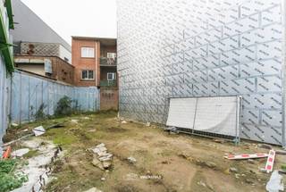 VALIMMAS verkoopt in het centrum van Asse deze welgelegen bouwgrond, geschikt voor een kleinschalig project met vier...