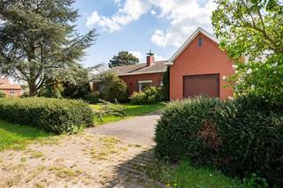 Op een toplocatie in Putte bevindt zich deze charmante, landelijke woning met 3 à 4 slaapkamers, een dubbele garage en extra bergruimte, gelegen op een prachtig perceel van maar liefst 1.998 m². Dankzij de gunstige ligging geniet u van een vlotte bereikbaarheid via belangrijke invalswegen, terwijl het centrum met winkels, scholen en openbaar vervoer zich op fietsafstand bevindt.<br /><br />Via de ruime inkomhal met vestiaire betreden we de volledig gelijkvloerse woning. De lichtrijke leefruimte wordt gekenmerkt door grote raampartijen die een mooi uitzicht bieden op de tuin en de omliggende weilanden. Hier is voldoende plaats voor een gezellige zithoek en een aparte eetruimte. Aansluitend bevindt zich de volledig uitgeruste keuken, voorzien van de nodige toestellen en met toegang tot de veranda.<br />Verder treffen we een praktische hal met berging en een apart gastentoilet. De nachthal leidt naar drie volwaardige slaapkamers en een extra kamer die perfect kan dienen als bureau of kinderkamer. Daarnaast is er een badkamer en bijkomende bergruimte aanwezig. De woning beschikt bovendien over een inpandige garage en een extra buitenberging/garage.<br /><br />Een grote troef is de zeer ruime opbergzolder. Het prachtig aangelegde perceel met royale tuin vormt een oase van rust en privacy, ideaal om volop te genieten van de groene omgeving en het buitenleven. Het terras zorgt voor extra comfort en de volledig omheinde tuin maakt het geheel compleet.<br /><br />Dit is een uitstekende opportuniteit als u op zoek bent naar een woning gelegen op een uniek perceel van 1998 m². Contacteer ons voor meer informatie op 0475 47 59 76 of via info@boonstravastgoed.be<br /><br />Bijzonderheden:<br />- 3 tot 4 slaapkamers<br />- Veranda, terras en tuin<br />- Ruim perceel van 1998 m²