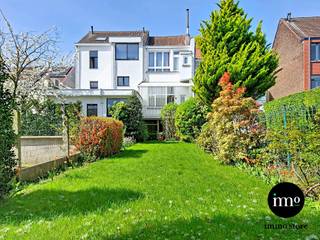 <p>IMMO STORE presenteert een goed onderhouden bel-etagewoning met grote tuin, rustig en centraal gelegen nabij alle voorzieningen en met vlotte bereikbaarheid<strong>.</strong> Op het gelijkvloers bevindt zich een inpandige garage met praktische bergruimtes en wasvoorziening, met directe toegang tot de tuin. De karaktervolle mid-century trapstructuur creëert een aangenaam split-level gevoel en versterkt het ruimtelijk karakter van de woning. De open en lichtrijke leefruimte met eetgedeelte sluit aan op een aparte keuken, met toegang tot het zonnige terras en de tuin. Verder beschikt de woning over drie volwaardige slaapkamers, waarvan één met eigen badkamer, aangevuld met een ruime douchekamer op de zolderverdieping. Grijp deze unieke IMMO STORE-kans met beide handen! Plan vandaag nog je bezoek! Bel ons op 02/203.03.03 of stuur een mail naar info@immo-store.be!</p>
