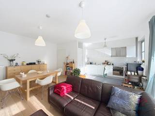 <strong>BRUSSEL – In het hartje van Brussel, tussen het Sint-Katelijneplein en het De Brouckèreplein, in de nabijheid van tal van winkels, transportverbindingen en bars/restaurants zoals Rooftop 58, lichtrijk appartement met 2 slaapkamers van circa 94m² woonoppervlakte gelegen op de eerste verdieping. Het bestaat uit een aangename woonkamer van circa 27m² met toegang tot een terras van circa 9m² op het oosten, een volledig uitgeruste open keuken (oven, kookplaten, afzuigkap, koelkast/vriezer, vaatwasser), een nachthal met een wasruimte/berging met aansluiting voor een machine, een apart toilet met fonteintje, een slaapkamer van circa 11,5m², een slaapkamer van circa 15,5m² met een aangrenzende doucheruimte (douche, wastafel), een badkamer (bad, dubbele wastafel), een kelder van circa 3m² en een parkeerplaats inbegrepen in de prijs.</strong> <br /><br />Voorschot op lasten van 100€/maand (gemeenschappelijke delen). <br />EPC C ! <br />Beschikbaar vanaf 01/06/2026.<br /><br /><span>1e verdieping</span>:<br /><br />Ruime woonkamer van ±27m2 (4,87 x 5,58) met toegang tot terras van ±9m2 met uitzicht op EAST<br />Keuken open voor volledig uitgeruste woonkamer (koelkast / vriezer, oven, kookplaat, afzuigkap, vaatwasser)<br />Nachthal met wasruimte (machineverbinding)<br />Apart toilet met handwas<br />Kamer van ±11,5m2 (2,6 x 4,83)<br />Kamer van ±15,5m2 (3,38 x 4,65) met en-suite doucheruimte (douche, wastafel)<br />Badkamer (badkuip, dubbele wastafel)<br />Kelder nr. CD12 van ±3m 2<br />Parkeerplaats inbegrepen in huur nr. 31<br /><br /><br />Afmetingen worden louter ter informatie gegeven.