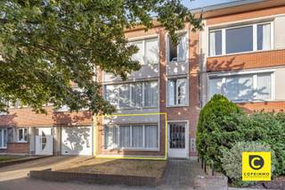 <p><span>Appartement de 3 chambres avec terrasse, prêt à emménager !</span><span><br />Au fil des ans, ce magnifique appartement a été rénové avec beaucoup de soin, dans le respect de la qualité et du bon goût. Il est situé au</span><span><sup>1er</sup></span><span></span><span> étage d'un immeuble à petite échelle et bien entretenu, bénéficiant d'un emplacement central. L'appartement bénéficie d'un excellent certificat de performance énergétique (CPE) de classe A, d'une installation électrique conforme, est exempt d'amiante et disponible immédiatement. Idéal pour y vivre soi-même, mais constitue également un excellent investissement ! Grâce à cet emplacement exceptionnel, vous profitez non seulement d'une accessibilité optimale, mais aussi de plusieurs oasis de verdure et de calme dans les environs immédiats. Le Bist à Wirlijk, la Fruithoflaan à Berchem ainsi que divers commerces, écoles et hôpitaux se trouvent également à proximité. Ne manquez surtout pas cette belle opportunité !</span></p><p><span> </span></p><p><span>Ce charmant appartement présente l'agencement suivant :</span><span><br /><br />Hall d'entrée/couloir, pièce à vivre & cuisine :</span></p><p><span>Dans le hall d’entrée équipé d’un vidéophone, les spots encastrés attirent l’attention sur le sol carrelé épuré et facile d’entretien, au look béton industriel, qui a été posé dans tout l’appartement, à l’exception des chambres. Vous y trouverez également un grand placard encastré qui sert de vestiaire, mais qui abrite également les branchements pour votre lave-linge, ce qui vous offre en quelque sorte une buanderie séparée. Le vaste espace de vie est baigné de lumière naturelle, ce qui accentue encore davantage l’impression d’espace (106 m²) et dispose d’une commode encastrée équipée d’une prise électrique. La cuisine fonctionnelle offre de nombreux plans de travail et "à fermeture en douceur" de nombreux rangements et comprend une plaque vitrocéramique, une hotte aspirante, un lave-vaisselle, un four, un réfrigérateur, un congélateur et un lavabo et demi.#</span><span>NewLine#<br />Chambres, salle de bains & et toilettes :</span><span><br />À l’arrière du bâtiment, encore plus calme, vous trouverez 3 chambres à part entière d’environ 8,5, 9,5 et 14 m², où votre sommeil est garanti. Même les plus petites chambres se prêtent parfaitement à l’installation d’un lit, d’une armoire et d’un bureau. La salle de bains moderne est entièrement carrelée et comprend une baignoire-douche, un meuble-lavabo avec armoire à miroir, un radiateur sèche-serviettes, des spots encastrés et une ventilation mécanique. Les toilettes, équipées d’un lavabo, sont séparées.</span><span><br /><br />Terrasse et garage &:</span><span><br />Depuis la spacieuse chambre principale, vous accédez à la terrasse conviviale dotée d’un petit débarras et d’un revêtement de sol en gazon synthétique. L'endroit idéal pour prendre votre café le matin ou un apéritif pétillant en rentrant d’une journée bien remplie. Si vous le souhaitez, vous avez la possibilité d’acheter un garage en surface dans la Gemzenstraat toute proche (€ 27 500). </span></p><p><span><br />Atouts supplémentaires :</span></p><p><span>- Mobiscore 8,8/10</span></p><p><span>- 106 m² (cf. PEB)</span></p><p><span>- PEB A<br />- Vitrage haute performance</span></p><p><span>- Installation électrique conforme</span></p><p><span>- Sans amiante</span></p><p><span>- Compteurs individuels</span></p><p><span>- Terrasse</span></p><p><span>- Prêt pour la fibre optique</span></p><p><span> </span></p>