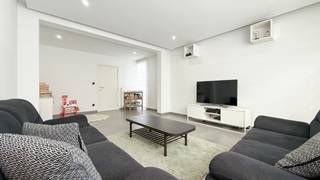 <p>Deze halfopen bebouwing biedt een aangename mix van comfort, ruimte en hedendaags wonen.<br /><br />De woning beschikt over twee slaapkamers en een ruime, open keuken die naadloos aansluit op de leefruimte, wat zorgt voor een modern en lichtrijk geheel. Dankzij de grote raampartijen geniet u van een overvloed aan natuurlijk licht doorheen de volledige woning. <br /><br />In 2018 werd de woning volledig en grondig gerenoveerd met gebruik van moderne en duurzame materialen, waardoor ze volledig instapklaar is. Met een bewoonbare oppervlakte van ongeveer 140 m² en een perceel van meer dan 5 are beschikt u bovendien over een mooie tuin waar het heerlijk ontspannen is. Deze woning vormt de ideale mix tussen het comfort van een appartement en de vrijheid van een huis.</p>
<p>De woning is rustig gelegen in de Kerkebosstraat in Heusden-Zolder, pal aan een prachtige natuurzone.<br /><br />Pluspunten: <br /><br />* goed gelegen, tegen natuurgebied<br />* ruime woonst met tuin<br />* volledig gerenoveerd in 2018 met duurzame materialen!<br />* deze woning is een mix van comfort, ruimte en hedendaags wonen<br />* volledig geinstalleerde open keuken en badkamer<br />* meer dan 5 are groot<br /><br /><span>Maatregelen opgenomen in het Maatregelenregister: nee</span><br /><br />Hier geniet u dagelijks van rust, groen en privacy, zonder in te boeten aan bereikbaarheid. Scholen, horeca en het centrum bevinden zich op korte afstand, net als openbaar vervoer. <br /><br />Dankzij de vlotte verbinding met de autosnelweg is ook woon-werkverkeer bijzonder aangenaam. Deze zalige ligging in combinatie met een uitstekende bereikbaarheid maakt van deze woning een absolute topper.</p>