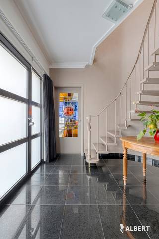 À Denderleeuw, cette maison semi-mitoyenne économe en énergie se situe dans un emplacement idéal, proche des commerces, écoles et transports. Bâtie...