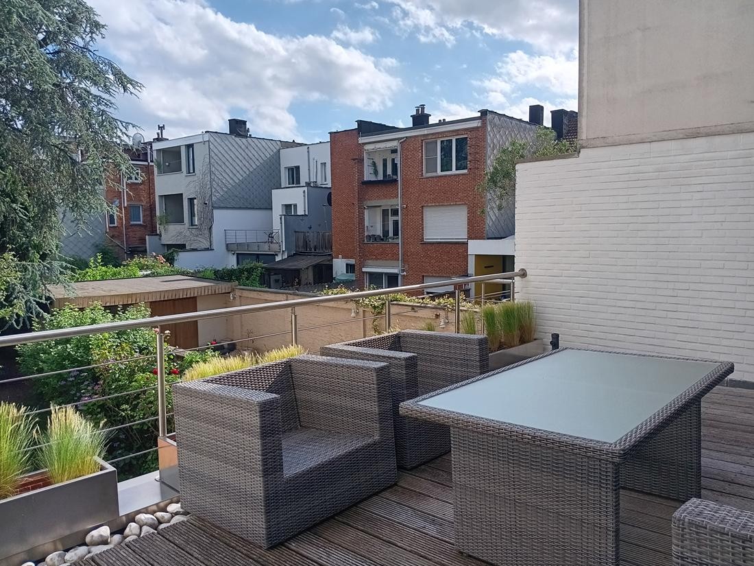 Ruime, gesloten woning met 5 slpk en 3 badk op een perceel van 216m² - foto 4