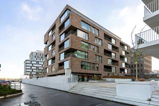 Toplocatie nabij station en centrum van BruggeRecent gebouw (2017) met energiezuinig A-labelLichtrijke leefruimte met grote raampartijenIdeaal als...