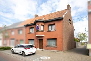 Centraal gelegen ruime halfopen bebouwing met 4 slaapkamers, tuin en garage.STARTPRIJS: Elk bod boven deze startprijs, wordt voorgelegd aan de eigenaars, die al dan niet kunnen in gaan op dit aanbod.Ontdek deze HO bebouwing met maar liefst 4 slaapkamers en een ruime zolder, bereikbaar via een vaste trap - perfect voor extra kamers of hobbyruimte.Op het gelijkvloers bevindt zich naast de leefruimte, met zicht op de volledig, onderhoudsvriendelijke, omheinde tuin, een aparte bureelruimte, ideaal voor thuiswerk of een praktijkruimte.Aansluitend de compacte keuken, die nog kan worden uitgebreid worden tot een leefkeuken.Droge, zeer nette, bruikbare kelder en badkamer (voutekamer).Via een zijstraatje is er toegang tot een ruime garage ( 2 wagens achter elkaar ), en meerdere buitenbergingen, een grote troef voor wie nood heeft aan extra opslag of werkruimte.Deze gezinswoning is ideaal gelegen, op wandelafstand van winkels, scholen en openbaar vervoer.Hoewel de woning structureel zeer solide is, dient ze gerenoveerd te worden, wat u de kans biedt om ze volledig naar eigen smaak en hedendaagse normen in te richten!📞 Contacteer Regine voor een bezoek: 0493 112 050 – regine@correctvastgoed.be👉 Online schattingstool: https://www.correctvastgoed.be/schatting