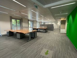Superbly located bright office of 388 m² for rent along and with excellent visibility of the bustling Tervurenlaan near the Montgomery roundabout...