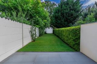 <p>Ontdek deze charmante woning nabij het Sint-Pietersstation in Gent<br /><br />Ligging<br />Deze woning werd gerenoveerd in 2022 en is ideaal gelegen op wandelafstand van het station Gent-Sint-Pieters, met vlotte toegang tot tal van tram- en busverbindingen. In de directe omgeving vindt u winkels, supermarkten, scholen en gezellige eetadresjes. Dankzij de nabijheid van het Citadelpark, De Smet De Naeyerpark, Maaltebruggepark en de uitstekende ontsluiting via de R4 en andere invalswegen, combineert deze locatie comfort, bereikbaarheid en leefkwaliteit.<br /><br />Indeling<br />Op het gelijkvloers betreedt u de woning via een inkomhal met toegang tot de badkamer, gevolgd door een lichtrijke leefruimte met open, volledig geïnstalleerde keuken onder een sfeervolle lichtstraat. Deze ruimte geeft uit op de aangename tuin (deze wordt afgesloten van de buren). Op de eerste verdieping bevindt zich een ruime slaapkamer en een tweede, grote badkamer. De tweede verdieping beschikt over 2 volwaardige kamers. <br /><br />Mogelijkheid tot huren van een garage op 100m<br /><br />Troeven<br /><br />EPC B<br />Uitstekende ligging vlak bij Gent Sint-Pietersstation<br />Goed bereikbare stadswoning met tuin<br />Volledig geïnstalleerde keuken met lichtstraat<br />Twee badkamers<br /><br />Een veelzijdige woning op een toplocatie in Gent – perfect als gezinswoning, investering of stedelijke uitvalsbasis.<br /><br />Voor meer info en/of bezoek bel Arthur: 0473 90 90 94</p>