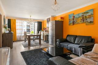 <p>Op de eerste verdieping van dit kleinschalige appartementsgebouw ontdek je dit lichtrijke appartement boordevol mogelijkheden. Of je nu op zoek bent naar een warme thuis of een slimme investering, het gunstige EPC-label B zorgt voor extra wooncomfort én een toekomstgerichte basis.</p>
<p>Via de inkomhal, die werd voorzien van een gastentoilet, kom je terecht in de aangename leefruimte. Dankzij de grote raampartijen baadt deze in natuurlijk daglicht en geniet je van een heerlijk gevoel van ruimte. Aansluitend bevindt zich de praktische keuken, geïnstalleerd met onder andere een keramische kookplaat, dampkap en spoelbak.</p>
<p>Verder beschikt het appartement over twee comfortabele slaapkamers (14 m² en 9 m²), waarvan één rechtstreeks toegang geeft tot het gezellige terras van maar liefst 13 m². De ideale plek om te genieten van een rustige ochtend met een kop koffie of een ontspannen zomeravond.</p>
<p>Tot slot vervolledigt de badkamer het geheel, deze werd uitgerust met een douche-bad en een lavabo.</p>
<p><strong>Momenteel verhuurd</strong> à € 620,89/maand wat zorgt voor € 7.450,68 op jaarbasis. Dit resulteert in een rendement van 3,50 %. De huurder betaald tevens € 5,00 aan maandelijkse kosten (elektriciteit van de gemene delen).</p>
<p><strong>Technische gegevens: Geen syndicus! </strong>Centrale verwarming op gas via een condenserende ketel (individueel), HR-beglazing in PVC.</p>
<p><strong>Stedenbouwkundige inlichtingen en bodemattest aanwezig. Asbestattest in aanvraag. Bevindt zich niet in een risicozone voor overstromingen (P- en G-score A). Renovatieverplichting niet van toepassing.</strong></p>