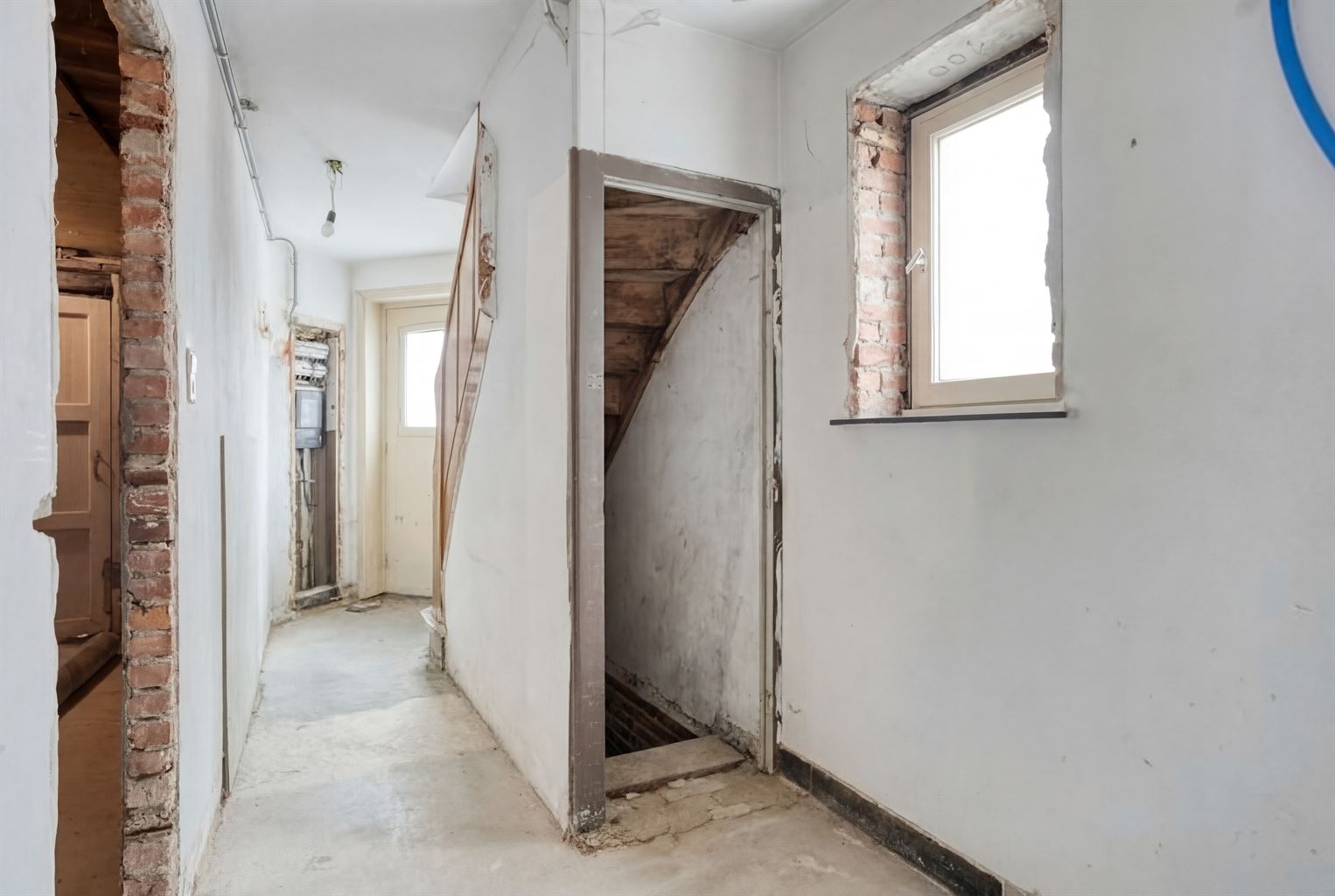 Te renoveren hoekwoning met tal van mogelijkheden, gelegen op een absolute toplocatie in het hart van het historisch stadscentrum van Bree. - foto 4