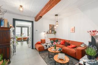 Vous recherchez une maison rénovée où vous pouvez emménager immédiatement ? Cette charmante maison de ville mérite assurément une visite !<br /><br />Située dans un quartier alliant tranquillité et accès rapide via Katelijne- et Gentpoort vers la gare et les axes routiers. <br /><br />Cette maison prête à vivre a été entièrement rénovée entre 2021 et 2023, offrant un confort moderne tout en conservant une atmosphère chaleureuse et accueillante.<br /><br />Au rez-de-chaussée, vous trouverez un hall d'entrée, un agréable coin salon et une cuisine spacieuse et lumineuse qui constitue le cœur de la maison. La salle de bain soignée est équipée d’un WC, d’un lavabo et d’une douche à l’italienne.<br /><br />À l’extérieur, une grande cour urbaine vous invite à vous détendre en toute sérénité.<br /><br />Un espace de rangement extérieur pratique, aménagé en buanderie, offre un confort d’usage supplémentaire.<br /><br />À l’étage, la maison dispose de deux chambres confortables et d’un palier.<br /><br />Sur le plan technique, cette maison est également performante : installation électrique certifiée, label énergétique EPC C avec un score favorable de 236 kWh/m², et elle est également exempte d’amiante.<br /><br />En résumé, une maison clé sur porte, économe en énergie et pleine de charme, idéale pour les primo-accédants, couples ou investisseurs à la recherche d’un achat sans souci.<br /><br />À proximité immédiate, un complexe de garages où le propriétaire actuel loue deux emplacements.<br /><br />Prenez vite rendez-vous et découvrez par vous-même les atouts de cette séduisante propriété !