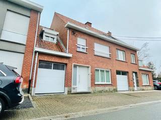 De indeling van deze woning is als volgt:<br />Ruime Inkomhal , open leefruimte met mooi zicht naar de tuin, gezellige zitruimte, recente huiselijke keuken en een zijberging.<br />Aansluitend is er een veranda en een badkamer met toilet, wastafel en een douche.<br />Verdiep 1 heeft drie ruime kamers met rolluiken en radiatoren.<br />Er is een vaste trap naar verdiep 2 waar er een grote open zolder is.<br />+ Inpandige garage<br />+ Nieuwe ramen (dubbel glas) en deuren binnenin, laminaat op het eerste verdiep, rolluiken,...<br />+ CV op gas, regenwaterput (geen pomp)<br />+ Leuke ligging met voldoende parking in de straat<br />+ Neem vrijblijvend contact op met Maggie@vastgoednorman.be of 0479402404