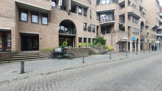 Are you looking for a representative office space at an excellent location in Hasselt? Then this building at Martelarenlaan 11 is just the thing for you.This 113 m² office space is located in a prominent location along the small ring road of Hasselt, one of the city's busiest access roads. Thanks to its central location, you can enjoy optimal accessibility, both by car and by public transport.- Property features:- Area: 113 m² office space- Location: Hasselt center, near shops, restaurants and services- Good accessibility: Entry and exit roads in the immediate vicinity- Visible location: Maximum visibility thanks to location on the small ring- Energy Performance Certificate (EPC): Label CThe space is suitable for various purposes such as offices, practice space or commercial services. The layout allows you to arrange the space flexibly according to your needs.Why choose this office?- Strategic location in a growing city- Professional appearance for customers and partnersMore info or schedule a viewing?Contact us today for additional details or to schedule an appointment.