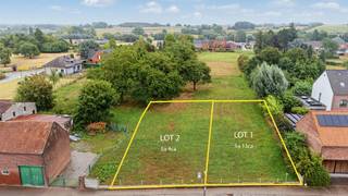 Lot 2 is een mooi perceel bouwgrond van circa 5 are 04 centiare, gelegen in de gezellige dorpskern van Herfelingen, in een straat met weinig doorgaand verkeer.
Op het perceel kan een vrijstaande woning gebouwd worden met gevelbreedte 8m37. De toegelaten bouwdiepte bedraagt 15 meter op het gelijkvloers en 12 meter op de verdieping. Ook een open carport is toegestaan.
Wil je graag bespreken hoe je jouw bouwideeën op dit perceel kunt realiseren? Maak dan snel een afspraak bij ons op kantoor en contacteer Sophie via **0496 71 50 59**.