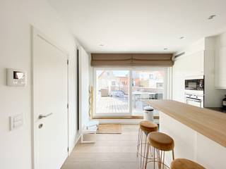 Deze prachtige en recent gebouwde woning is gelegen in het centrum van "het Oude Knokke".<br /><br />Indeling: inkomhall met toilet en vestiaire, erg ruime garage met automatische poort voor 2 wagens, fietsen, en dergelijke, ruime wasplaats, slaapkamer op het gelijkvloers of erg ruim bureel. Op de eerste verdieping bevindt zich de ruime woonkamer met gashaard en parket, eetplaats en mooie ingerichte keuken met aansluitend zonneterras, gastentoilet. Op de tweede verdieping bevinden er zich nog 2 ruime slaapkamers en een luxe badkamer met inloopdouche. Op de zolderverdieping bevindt zich nog een extra slaapkamer, deze ruimte kan tevens als dressing gebruikt worden. Kwalitatieve materialen en mooi design.<br /><br />Heeft u interesse? Contacteer ons via 050 60 60 78 of info@immonano.be. Vrij vanaf 01/09/2026.
