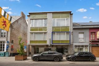 In het hart van Diest, op slechts 2 minuten wandelen van de Grote Markt, bevindt zich dit lichtrijke appartement van 106 m2 (volgens EPC) op een uitstekende centrale ligging. Het appartement beschikt over twee ruime slaapkamers en een praktische indeling die comfort en functionaliteit mooi combineert. De leefruimte geniet van veel natuurlijke lichtinval, wat zorgt voor een aangename en open sfeer. Verder is er een badkamer met douche in bad en een apart toilet. In het gebouw is een lift aanwezig en bovendien beschikt u over een gemeenschappelijke bergruimte in de kelder. <br /><br />Dit appartement is niet alleen interessant voor eigen bewoning, maar vormt ook een uitstekende investering, aangezien het sinds 1 mei 2024 verhuurd is aan €770 per maand, aangevuld met €50 maandelijkse provisie. Dankzij de topligging bevinden winkels, horeca, openbaar vervoer en alle dagelijkse voorzieningen zich op wandelafstand. Een interessante opportuniteit in het centrum van Diest.