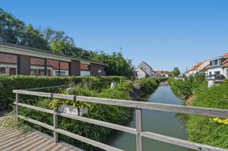 Dit voormalige dienstencentrum, gebouwd in 1973, bevindt zich op een perceel van 973 m² en beschikt over een bebouwde oppervlakte van meer dan 300 m². Het pand omvat onder meer een ruime inkom, hobbylokaal, grote zaal met bar van 169,75 m², sanitairblok, keuken, badkamer, bureau en verschillende bergingen/technische ruimtes.<br /><br />Dankzij de grote open ruimtes, meerdere toegangen naar buiten en de praktische indeling biedt dit gebouw tal van mogelijkheden, waaronder een eventuele residentiële invulling of herbestemming, mits het bekomen van de nodige vergunningen. De rondomliggende tuin en de ruime zaal vormen hierbij absolute troeven.<br /><br />Het pand is voorzien van centrale verwarming en heeft een EPC-label F.<br /><br />Contacteer ons voor meer informatie en bij interesse in een bezoek ter plaatse.
