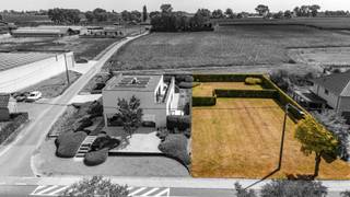 Langs de Ruiseleedsesteenweg in Tielt ligt dit ruime bouwperceel van 771 m², waar een aangename landelijke omgeving wordt gecombineerd met een uitstekende bereikbaarheid. Het perceel biedt een mooie basis voor de realisatie van je alleenstaande droomwoning. <br /><br />Troeven van het perceel:<br />• Ruime perceeloppervlakte van 771 m²<br />• Geschikt voor de realisatie van een zeer ruime gezinswoning<br />• Mogelijkheid tot het realiseren van een gelijkvloerse woning<br />• Geen bouwverplichting, waardoor u geen tijdsdruk ervaart <br />• Groene, landelijke omgeving met open vergezichten<br />• Uitstekende bereikbaarheid richting Tielt en de omliggende gemeenten en vlotte aansluiting op de E40 (oprit Aalter)<br /><br />Bouwen volgens uw wensen<br />Of u nu droomt van een hedendaagse architecturale woning, een karaktervolle landelijke villa of een tijdloos ontwerp, dit perceel biedt de ruimte en vrijheid om uw woonproject vorm te geven volgens uw eigen wensen. <br />De ruime afmetingen van het perceel creëren bovendien interessante mogelijkheden voor een comfortabele woning met aangename buitenruimte. <br />De ligging langs de Ruiseleedsesteenweg biedt het beste van twee werelden: rust, ruimte en groene vergezichten, gecombineerd met een vlotte verbinding naar het centrum van Tielt en de omliggende gemeenten. Zo geniet u van een landelijke woonomgeving, terwijl winkels, scholen, horeca en andere dagelijkse voorzieningen vlot bereikbaar blijven. Een veelzijdig bouwperceel voor wie op zoek is naar ruimte, vrijheid en een aangename woonomgeving.
