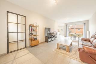 In het hart van Heestert vind je deze karaktervolle en instapklare gezinswoning in pastoriestijl terug te vinden. Bij het binnenkomen via de stijlvolle inkomhal met gastentoilet, word je meteen verwelkomd in een warme lichtrijke leefruimte die naadloos overgaat in de open en volledig uitgerust keuken. Van hieruit geniet je van het zicht op de zonnige tuin met zuidwest-oriëntatie. De tuin is bijzonder praktisch dankzij de handige achterweg via de garage, toegankelijk te voet, met de fiets of met de wagen. Op de eerste verdieping bevinden zich drie volwaardige slaapkamers en een ruime, moderne badkamer met dubbele lavabo in meubel, ligbad en comfortabele instapdouche. Om het plaatje compleet te maken is er bovendien nog een grote zolderruimte en presteert de woning energetisch ook zeer sterk! Interesse in een instapklare topper? Neem nu contact voor uw bezoek!