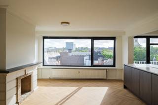 Eénslaapkamerappartement op de zevende verdieping met indrukwekkend uitzicht<br /><br />Op de zevende verdieping van Residentie Goya aan de Tentoonstellingslaan bevindt zich dit gerenoveerde éénslaapkamerappartement. Hier woon je op een strategische locatie, vlak bij het Zuidpark, het Muinkpark en het stadscentrum, met de fly-over die je in enkele minuten naar de belangrijkste invalswegen brengt.<br /><br />De ligging op hoogte zorgt niet alleen voor een indrukwekkend uitzicht, maar ook voor een overvloed aan natuurlijk daglicht in elke ruimte. De royale volumes, typerend voor de bouwstijl uit de jaren ’70, bieden een aangenaam wooncomfort. Grote raampartijen versterken bovendien het ruimtelijke gevoel dat de oppervlakte van 66 m² al biedt.<br /><br />De indeling is helder en praktisch: een inkomhal met gastentoilet en vestiaire, links de woon- en eetkamer met open keuken en een klein balkon, rechts een ruime slaapkamer en een aparte badkamer met inloopdouche en wastafel.<br />Het uitzicht, de zuidwestelijke oriëntatie en de centrale ligging maken dit tot een interessante opportuniteit in een aantrekkelijke prijsklasse.<br /><br />Dankzij de strategische ligging nabij de belangrijkste invalswegen, de fly-over en het Muinkpark is dit appartement ideaal voor young professionals.<br />Ook voor ouders van studerende kinderen, investeerders of wie op zoek is naar een eerste thuis in Gent vormt dit een bijzonder interessante opportuniteit.