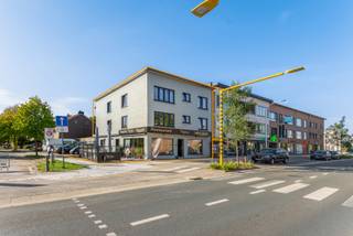 <p>Op zoek naar een zorgeloze en toekomstgerichte investering?<br />Aan de <strong><span><span>Drie Eikenstraat 278</span></span></strong> in <strong><span><span>Edegem</span></span></strong> bevindt zich deze <strong>volledig verhuurde opbrengsteigendom</strong> met een uitstekende ligging. Het pand bestaat uit <strong>vier aparte appartementen</strong>, een <strong>commercieel gelijkvloers dat momenteel is ingericht als restaurant</strong>, én <strong>vier afgesloten garageboxen</strong>.</p>
<p>Dit is een unieke kans voor wie wil investeren in een <strong>compleet verhuurd gebouw</strong> met directe en stabiele huurinkomsten. Dankzij de goed onderhouden staat en de interessante indeling is dit een <strong>solide investering met groeipotentieel op lange termijn</strong>.</p>
<p>De ligging is een absolute troef: rustig en residentieel, maar tegelijk <strong>vlak bij winkels, scholen, openbaar vervoer en belangrijke invalswegen</strong>. Ook <strong><span><span>Antwerpen</span></span></strong> en <strong><span><span>Brussel</span></span></strong> zijn vlot bereikbaar.</p>
<h3>Troeven:</h3>
<ul>
<li>
<p>Volledig verhuurd opbrengstpand</p>
</li>
<li>
<p>4 appartementen + handelsgelijkvloers (restaurant)</p>
</li>
<li>
<p>4 afgesloten garageboxen</p>
</li>
<li>
<p>Centrale ligging in Edegem, uitstekende bereikbaarheid</p>
</li>
<li>
<p>Stabiele huuropbrengsten</p>
</li>
<li>
<p>Rendabele én toekomstgerichte investering</p>
</li>
</ul>
<p>Kortom: een <strong>kant-en-klare opportuniteit</strong> voor investeerders die op zoek zijn naar <strong>zekerheid en groeimarge</strong> in een gegeerde regio.<br /><br />Dit pand is onderworpen aan de renovatieverplichting van de Vlaamse overheid voor residentiële gebouwen. https://www.vlaanderen.be/een-huis-of-appartement-kopen/renovatieverplichting-voor-residentiele-gebouwen<br /><br />Alle attesten en bijkomende documenten kunt u terugvinden via onze website https://jamar.immo/ of op aanvraag.</p>
<p>Wg, vv, Vg, Gmo, Gvkr — niet overstromingsgevoelig gebied, geen voorkooprecht.</p>