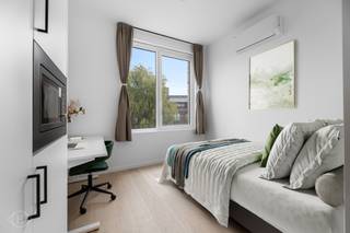 Op zoek naar een comfortabele plek om te studeren en te ontspannen? Deze ingerichte studentenkamer aan de achterzijde op het eerste verdiep, biedt alles wat je nodig hebt: een eigen badkamer met regendouche, een handige ontbijtplek met ingebouwde kasten, microgolfoven en koelkast met vriesvak. De kamer maakt deel uit van Trivest, een duurzaam studentenproject met EPC A-label. Geniet van vier moderne gemeenschappelijke keukens, een groene parkachtige binnentuin én een toplocatie op wandelafstand van campussen, station en stad. Perfect voor studenten die stijl, comfort en energiezuinig wonen willen combineren. De maandelijkse huuropbrengst wordt geschat op 680 euro.Wacht niet te lang! Contacteer ons vandaag nog via info@homies.be of 016 22 82 22. HOMIÉS, an Eye for Immo.<br /> 