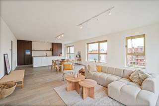 Bent u op zoek naar een instapklaar, modern appartement in hartje Turnhout? Dit prachtig appartement is recent volledig geschilderd en direct klaar voor bewoning.<br />Dankzij de royale raampartijen geniet u in de leefkamer de hele dag van een uitzonderlijke lichtinval. Vanuit vrijwel elk raam geniet u een panoramisch zicht van de stad. <br /><br />Indeling en troeven<br />• Inkomhal: Uitgerust met een modern gastentoilet en een praktische berging.<br />• Leefruimte: royale, lichtrijke woonkamer met een open keuken. Het grote schuifraam geeft directe toegang tot het riant terras.<br />• Comfortabele masterbedroom met aansluitend dressing / thuiswerkkantoor en de tweede slaapkamer<br />• De badkamer met douche en wastafel<br /><br />Waarom dit appartement uw bezoek waard is:<br />• 100% instapklaar: Volledig professioneel geschilderd; u hoeft enkel uw meubels te plaatsen.<br />• Parkeren & Berging: bij aan te kopen, een ondergrondse parkeerplaats en een kelderberging (dus geen parkeerstress in het centrum!).<br />• Toplocatie: Gelegen in het hart van de stad met alle winkels, horeca en cultuur van Turnova en de Markt op wandelafstand.<br />• Licht & Uitzicht: Een uniek, levendig stadspanorama dat elk seizoen fascineert.<br /><br />Maak nu een afspraak via nieuwbouw@hillewaere.be of contacteer onze nieuwbouw makelaar om meer te weten te komen over dit project op 014/ 45 10 11 !