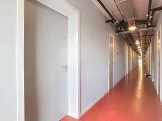 <p>In het woonproject Waterview aan het Engelsplein in Leuven bieden wij een moderne studio van circa 32m² met eigen keuken en sanitair aan. Het gebouw werd opgetrokken in 2015 en combineert hedendaagse architectuur met duurzame afwerking, waardoor het zowel comfort als kwaliteit uitstraalt.</p>
<p>De studio beschikt over een ingerichte keuken met vitrokeramische dubbele kookplaat, dampkap, koelkast en spoelbak. Deze praktische indeling zorgt ervoor dat studenten of bewoners alle nodige voorzieningen bij de hand hebben om zelfstandig te wonen.</p>
<p>De verhuur verloopt via een concept in samenwerking met de KU Leuven, wat betekent dat u zich als eigenaar geen zorgen hoeft te maken over beheer, huurcontracten of opvolging. Alles wordt professioneel geregeld zodat u kunt rekenen op een stabiel en zorgeloos rendement.</p>
<p>De ligging van het project is een van de grootste troeven. Op slechts enkele minuten wandelen bevindt u zich bij het station van Leuven en in het levendige stadscentrum met zijn winkels, restaurants en gezellige pleinen. Voor studenten betekent dit een vlotte verbinding en een bruisende omgeving, voor eigenaars een gegarandeerde aantrekkingskracht en een constante vraag naar kwalitatieve huisvesting.</p>
<p>Met zijn moderne afwerking, eigen keuken en sanitair en centrale ligging combineert deze studio comfort met zekerheid. Een ideale kans om te profiteren van een stad die jaar na jaar nieuwe studenten verwelkomt en waar de vraag naar goed gelegen studentenstudio’s onverminderd hoog blijft. Maak van dit stukje Waterview uw zorgeloze keuze voor de toekomst.</p>