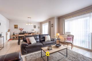 Langs de Nieuwstraat ter hoogte van nummer 16 bevindt zich dit uitstekend verzorgd duplexappartement met drie slaapkamers en een autostandplaats.Dit...