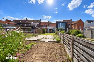 Te renoveren rijwoning met goedgekeurde plannen in het centrum van Zwevegem.<br /><br />Deze goed gelegen woning bevindt zich in het centrum van Zwevegem, op wandelafstand van supermarkt, bakker, scholen en andere voorzieningen.<br />De woning werd reeds volledig gestript, waarbij alle grote afbraakwerken reeds zijn uitgevoerd. Hierdoor kan u meteen starten met de opbouw en afwerking van uw toekomstig droomhuis. Het pand wordt verkocht met goedgekeurde plannen, wat een groot voordeel is voor wie snel wil starten met de renovatie.<br />Volgens de plannen (die naar ieders wensen ook kan aangepast worden) zou de woning bestaan uit:<br />GELIJKVLOERS:<br />- Inkomhal<br />- Wasplaats met fietsenberging en toilet<br /> - Ruime open leefruimte met open keuken<br />- Terras<br />- Zeer grote tuin<br />1STE VERDIEP:<br />- Trap- en nachthal<br />- 3 slaapkamers<br />- Badkamer<br />- Berging<br />- Apart toilet<br />Extra informatie<br />Grondoppervlakte: 450 m²<br />Bruikbare vloeroppervlakte: ca. 137 m² (indicatief volgens huidig EPC, maar zal uiteraard bijna verdubbelen indien U het huidig plan volgt.<br />Huidige EPC: 510 kWh/m² – UC 2723265 - Label F - Renovatieplicht: binnen 6 jaar naar EPC-label D<br /><br />Een uitstekende opportuniteit voor wie een woning volledig naar eigen smaak wil afwerken op een centrale locatie.