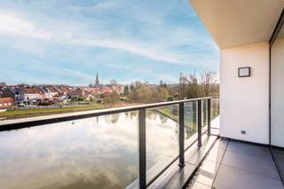 Moderne en ruime assistentiewoning te Halle, aangepast aan uw behoefte met vlotte bereikbaarheid tot centrum Halle. Wonen in een assistentiewoning...